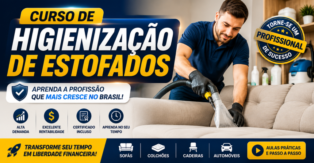 Profissional realizando higienização de estofados em sofá utilizando equipamento de limpeza profissional durante curso de higienização de estofados.